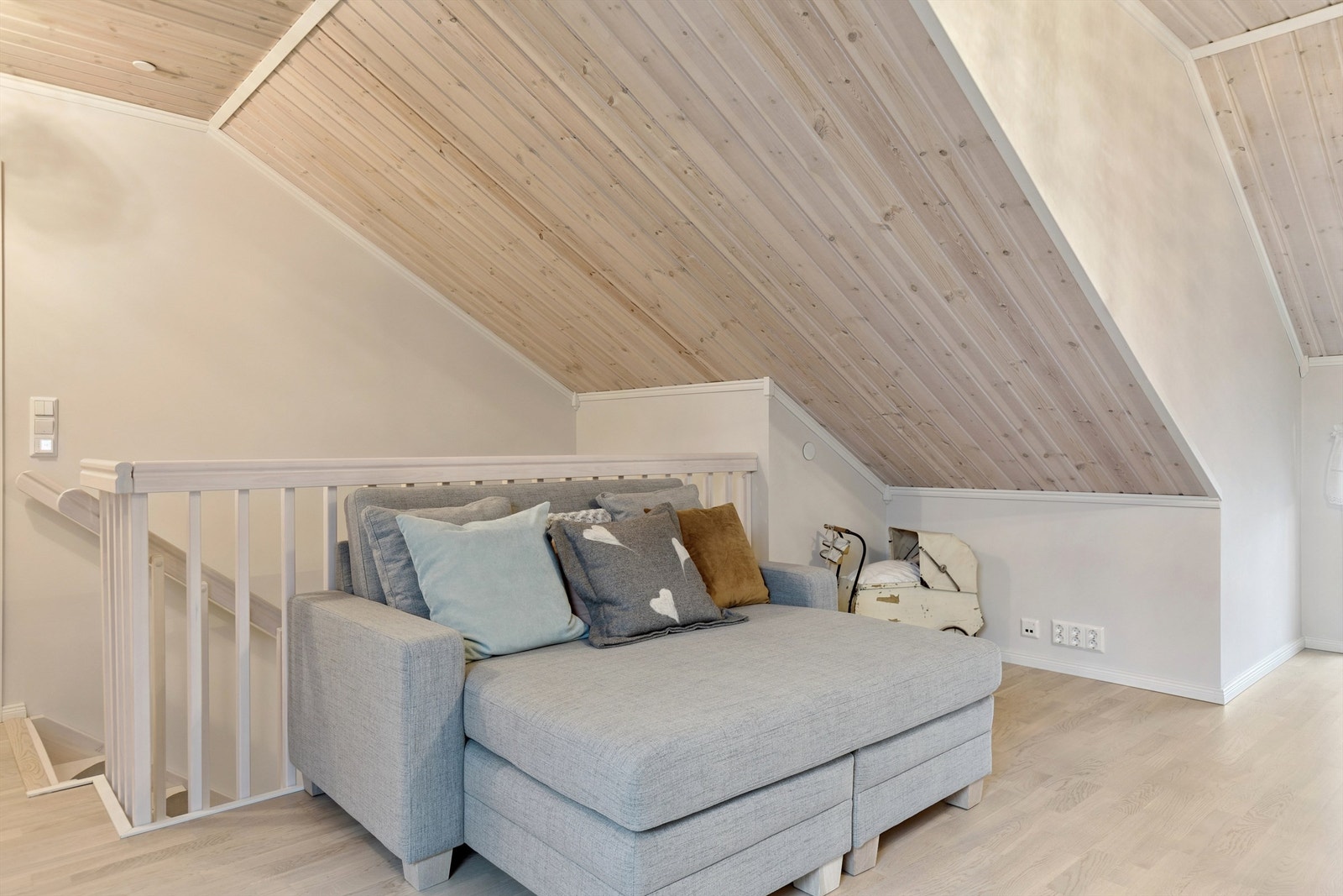 Tretrappen binder de to planene elegant sammen og leder direkte opp til loftstuen. Galleribilde