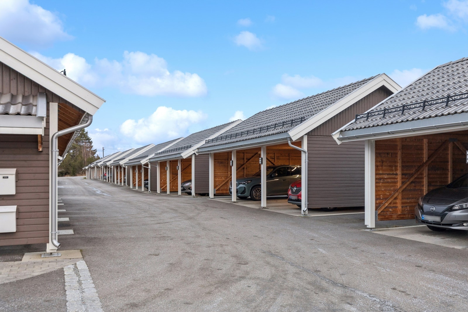 Hver seksjon har bruksrett til én fast carportplass, med mulighet for installasjon av elbillader. Galleribilde