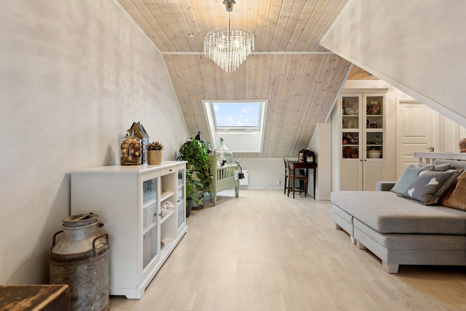 Trepanel i himlingen og et stort takvindu skaper en lys og luftig atmosfære. Galleribilde