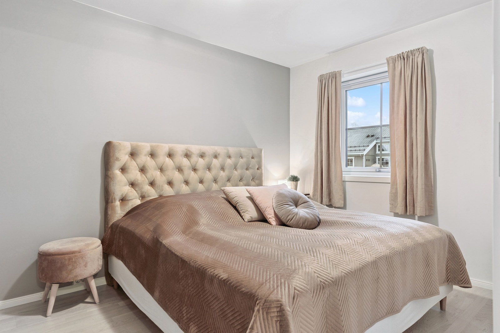 Hovedsoverommet i første etasje er romslig og har plass til dobbeltseng. Galleribilde