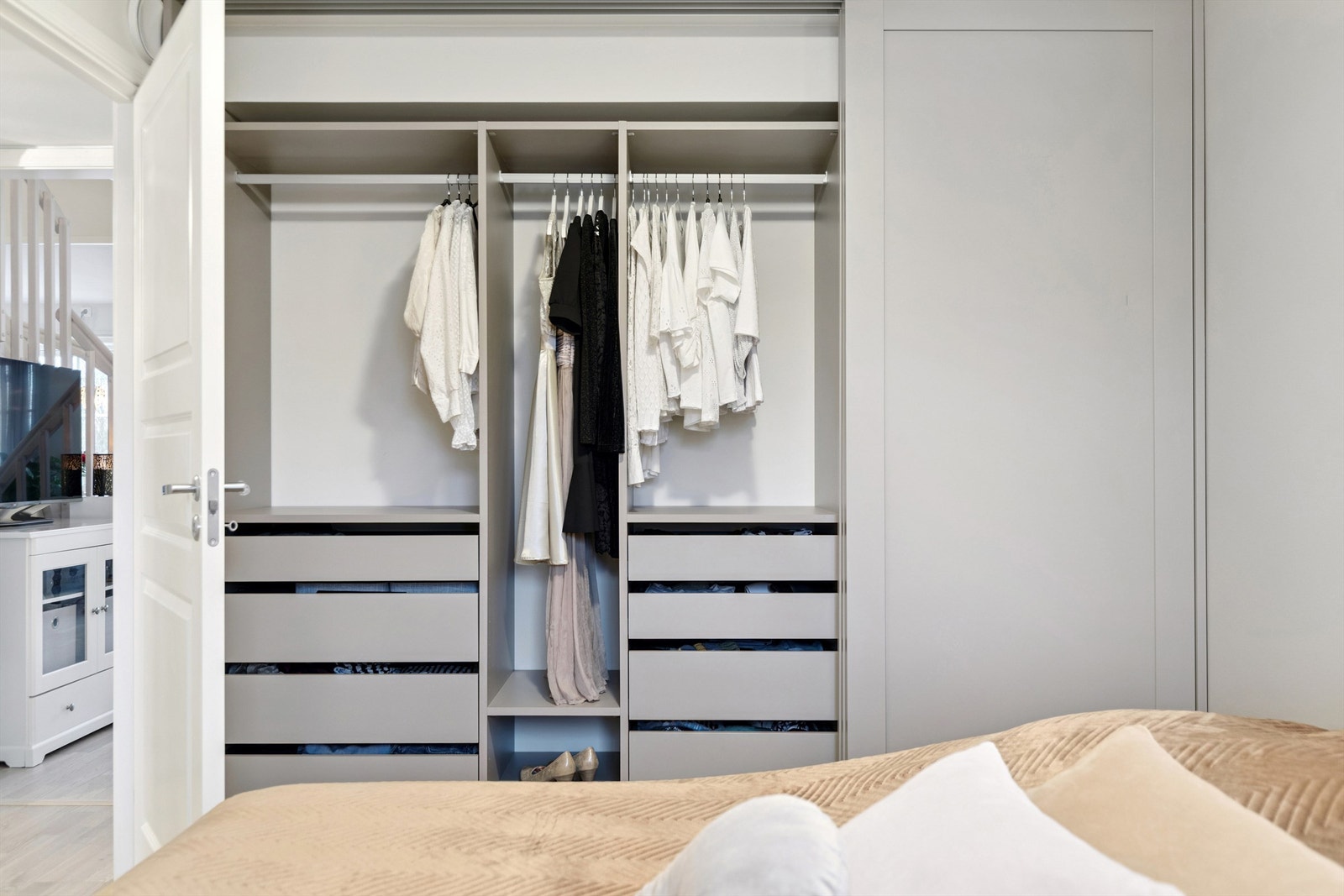 Soverommet har en praktisk plassbygget garderobeløsning. Galleribilde