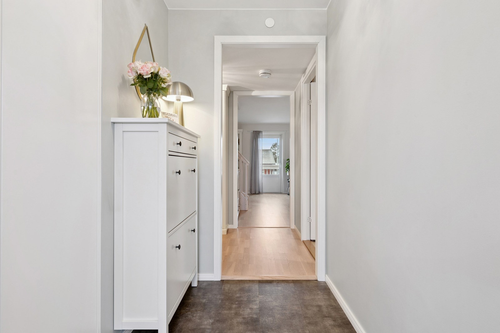 Gangen er oppgradert med plassbygde skapløsninger som gir rikelig med oppbevaringsplass. Galleribilde