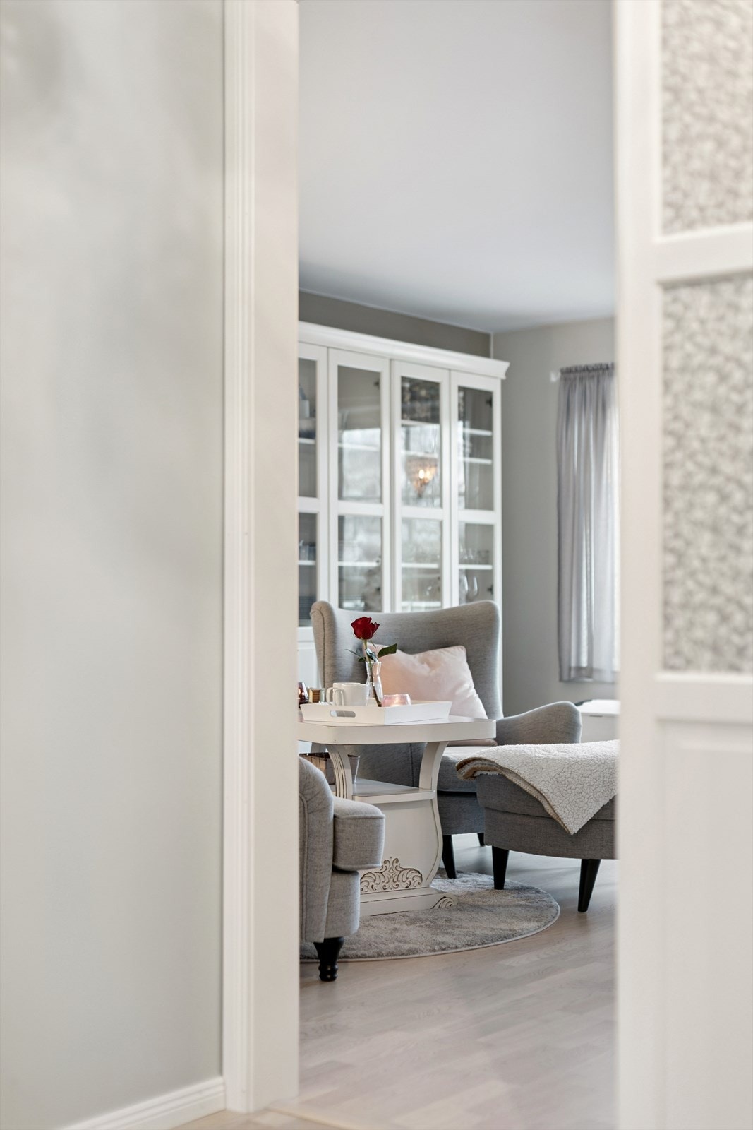 Fra gangen er det en åpen og lys passasje videre inn i stuen. Galleribilde