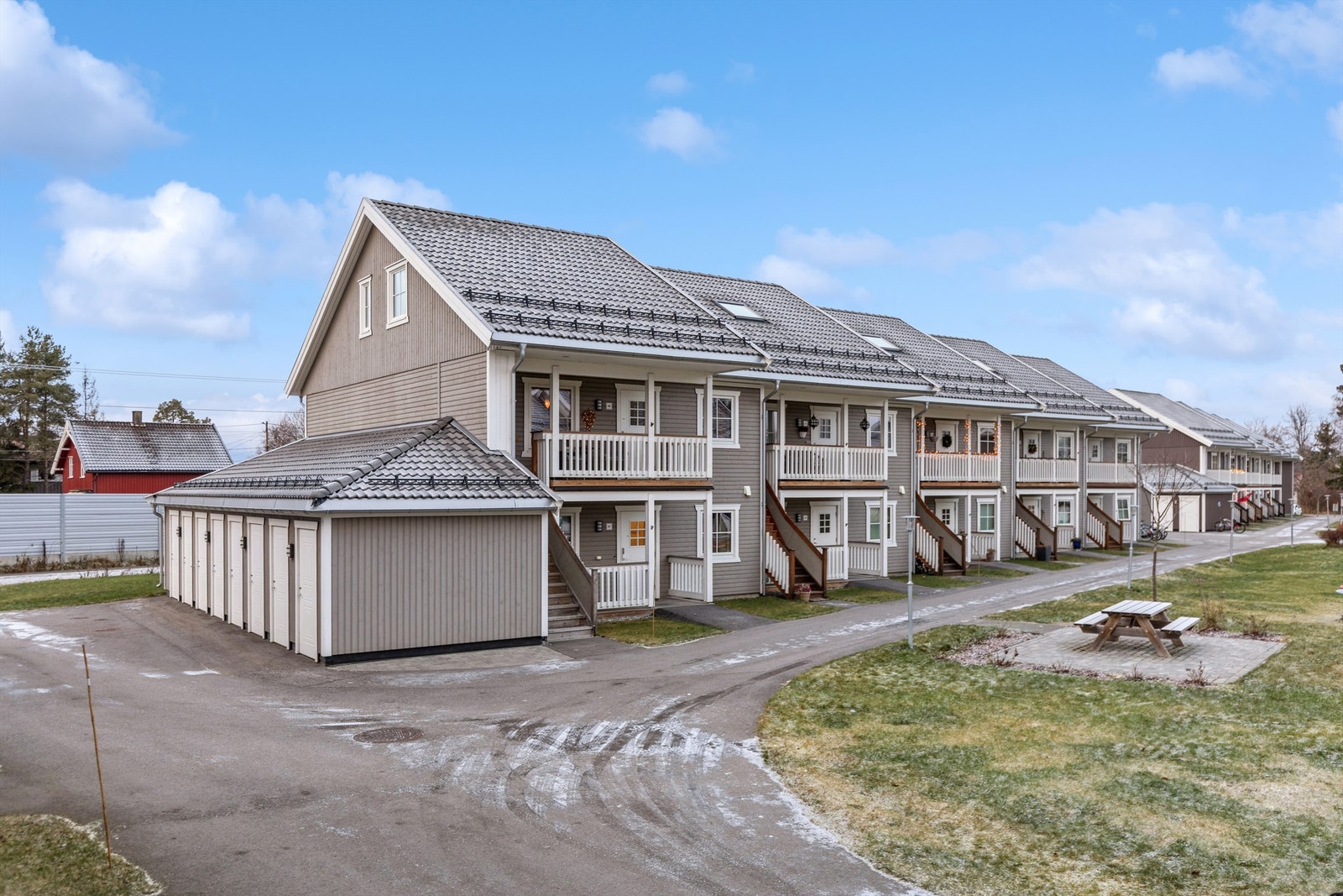 Leiligheten er en endeseksjon og ligger i et rolig og barnevennlig boligsameie fra 2020. Galleribilde