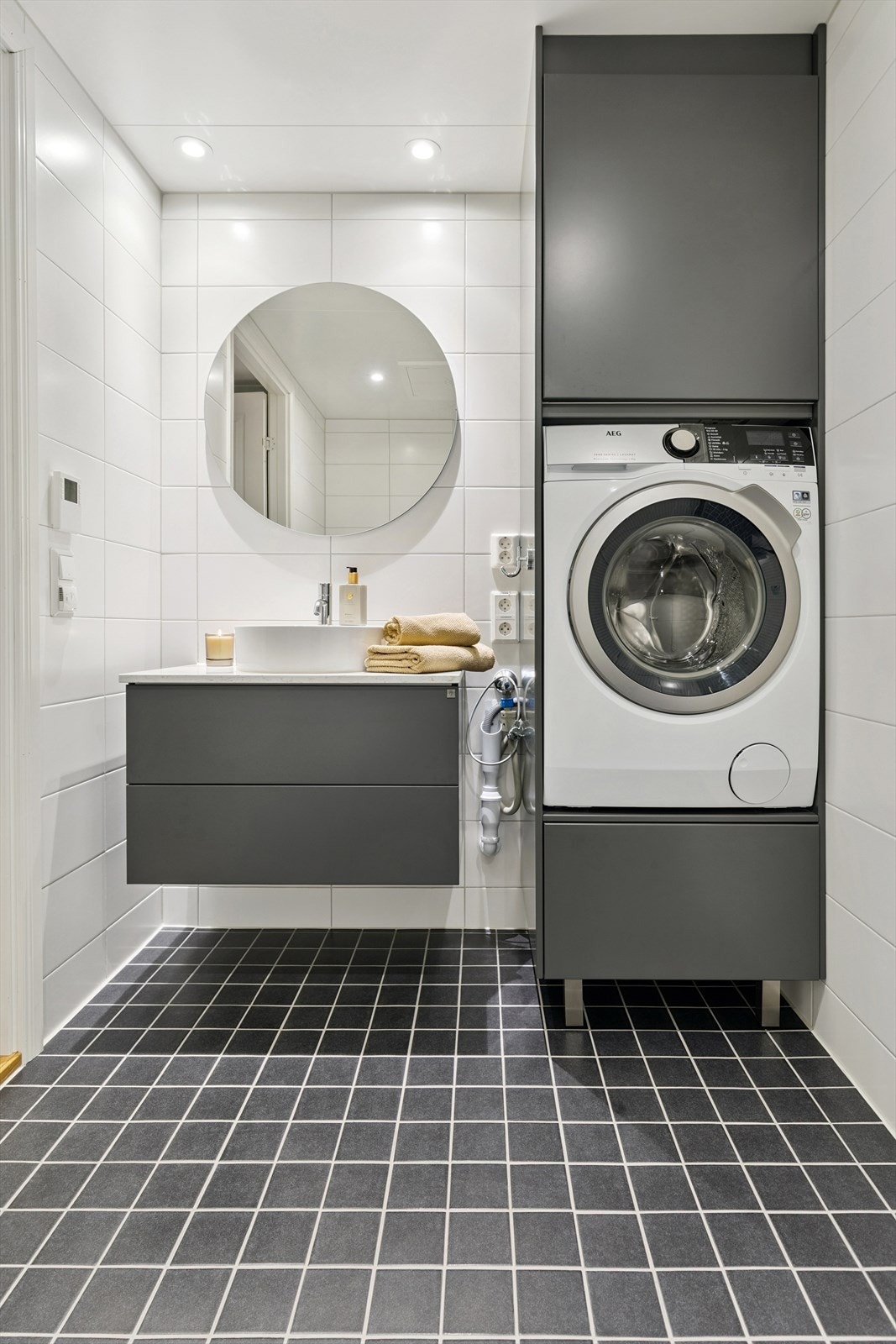 Badet i første etasje har fliser på gulv og vegger, samt varmekabler for økt komfort. Galleribilde