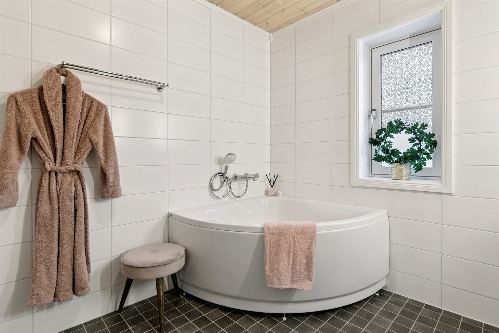 Badet i andre etasje ble oppgradert i 2023 og har et innbydende hjørnebadekar. Galleribilde