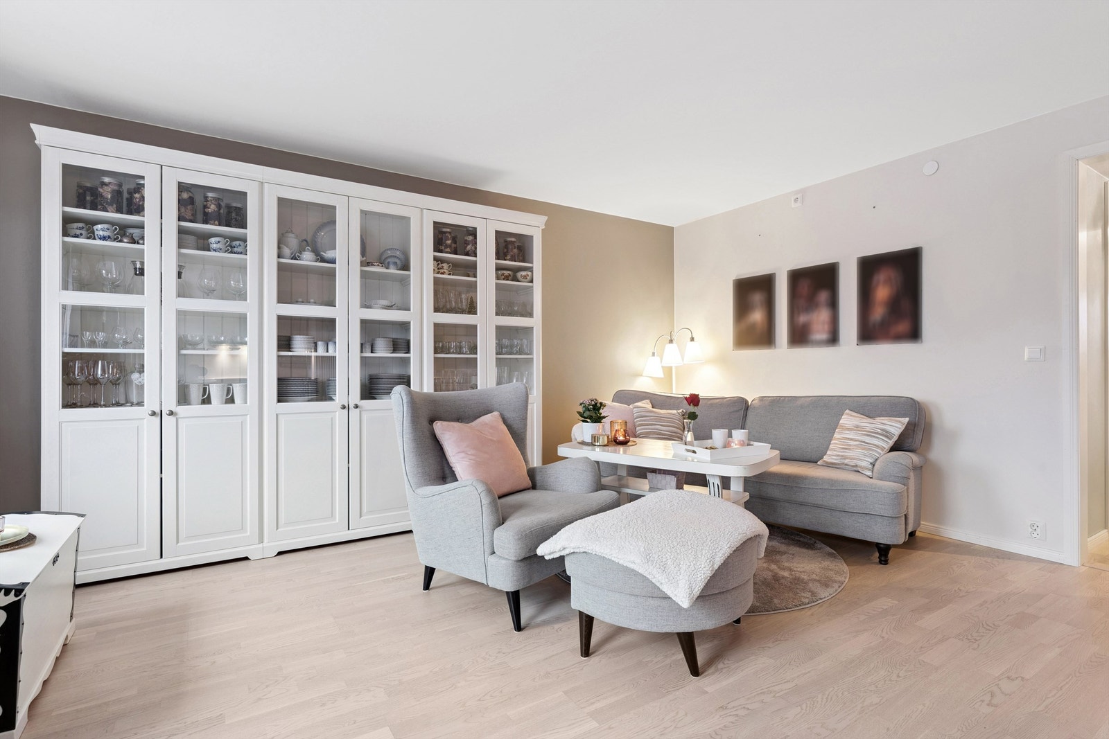 Stuen er enkel å møblere og har god plass til en romslig sofagruppe og oppbevaringsløsninger. Galleribilde