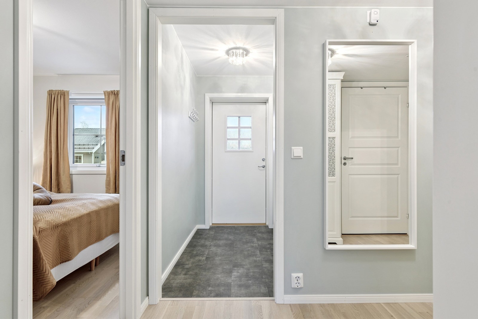 Velkommen inn i en lys entré med praktiske vinylfliser og behagelige varmekabler i gulvet. Galleribilde