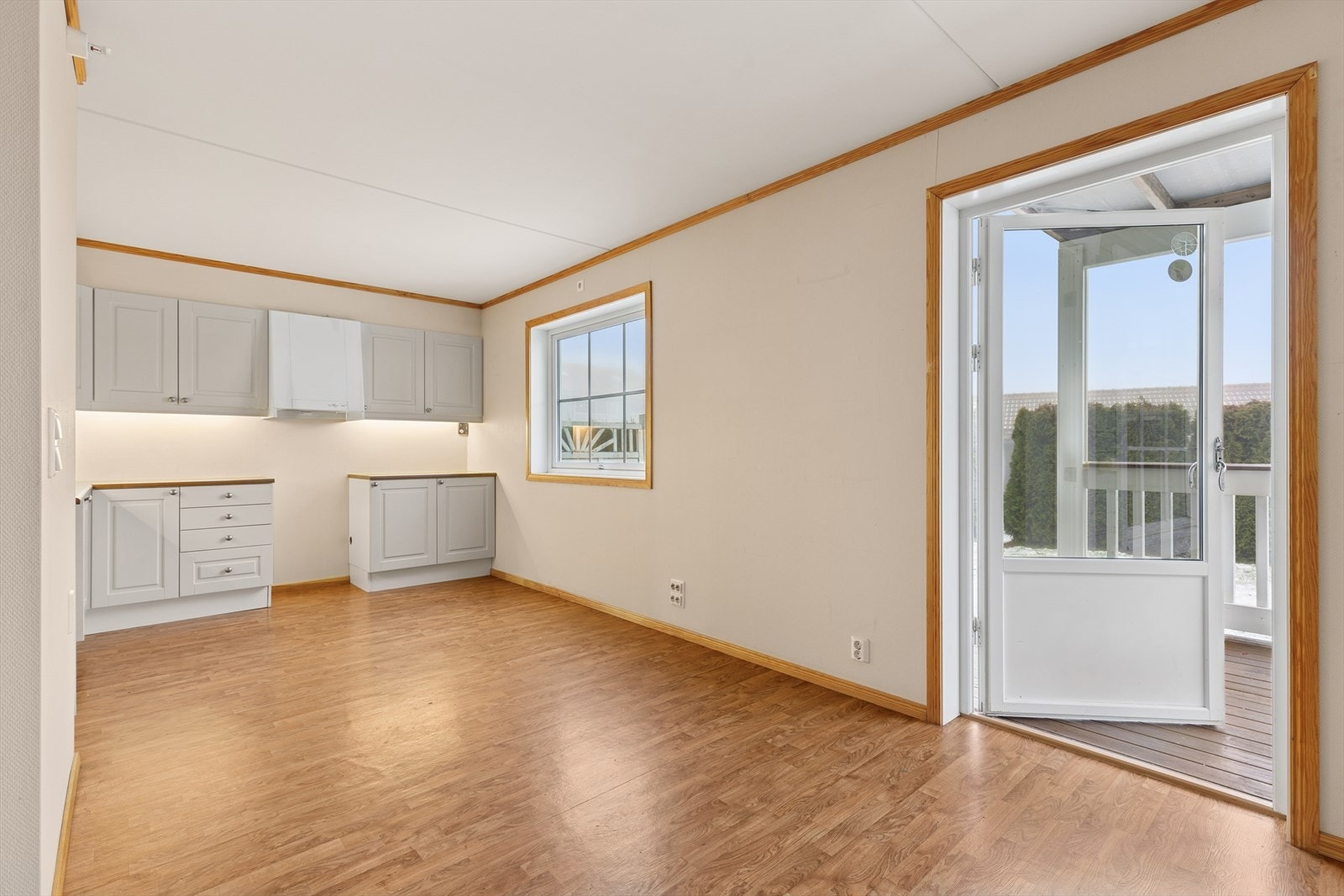 Fra stuen er det utgang til terrasse. Galleribilde