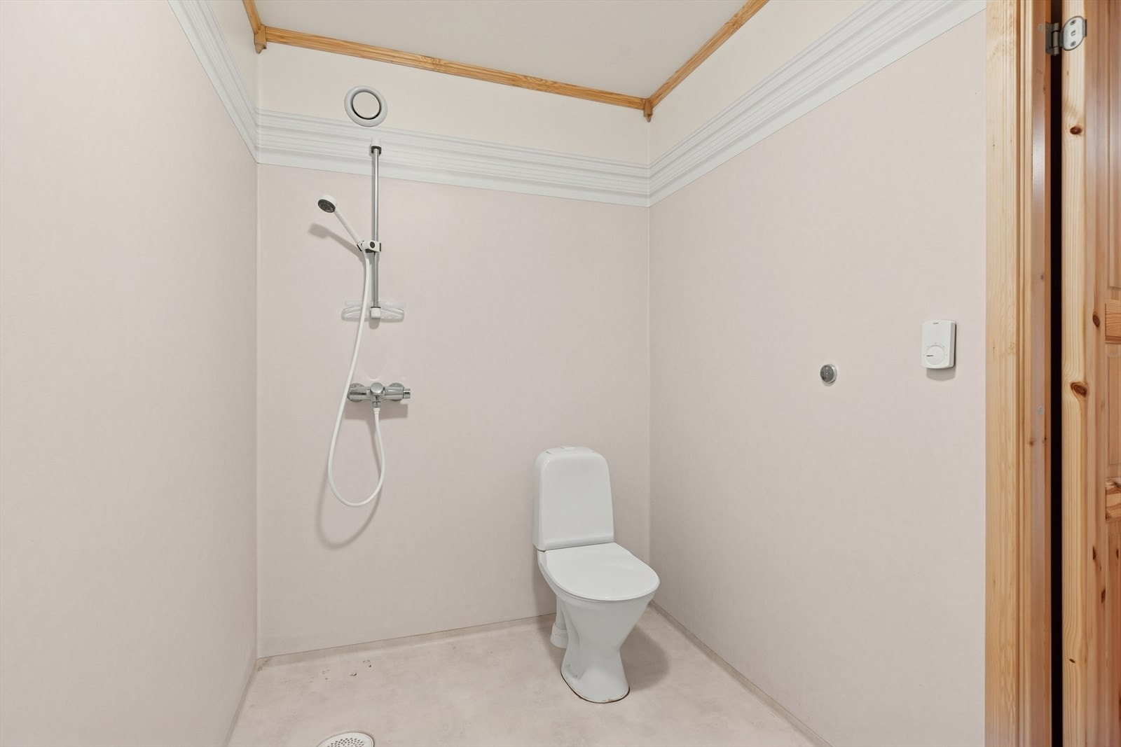 Badet er innredet med wc, servantinnredning, dusj, samt plass for vaskesøyle. Galleribilde