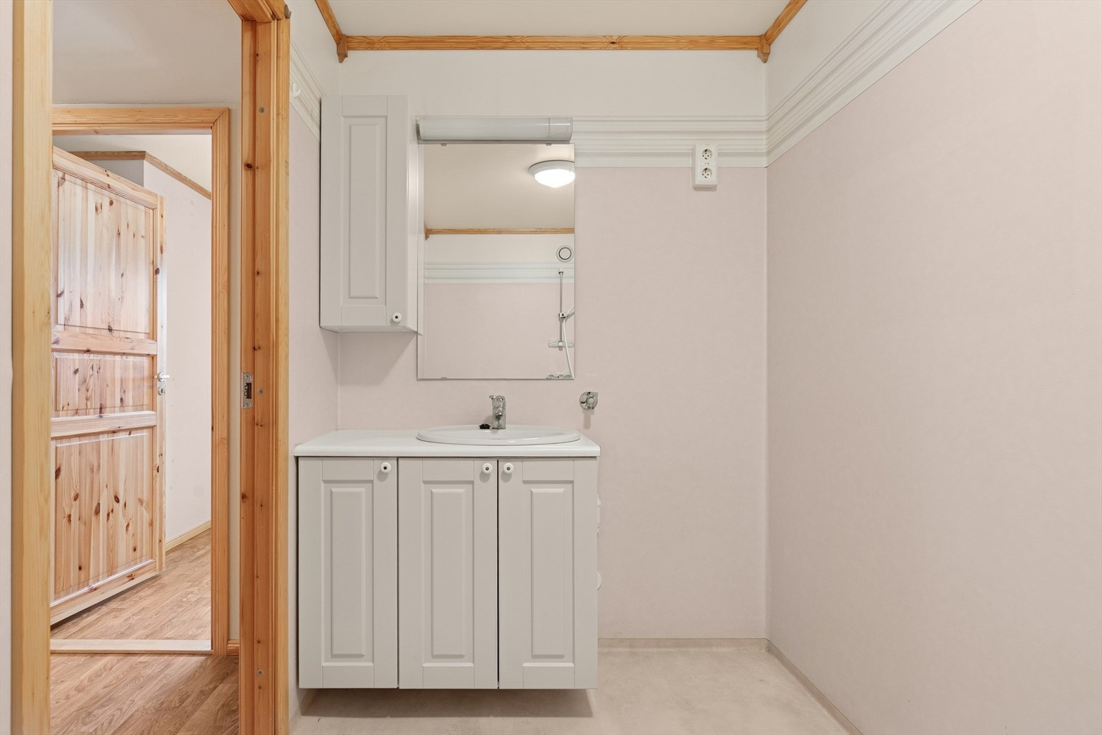 Bad med tapet på veggene og vinylbelegg på gulvet. Galleribilde