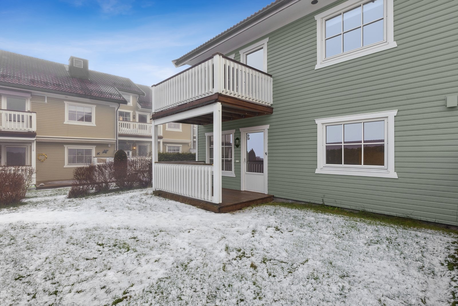 Fra terrassen er det utgang til hage der flotte sommerdager kan nytes. Galleribilde