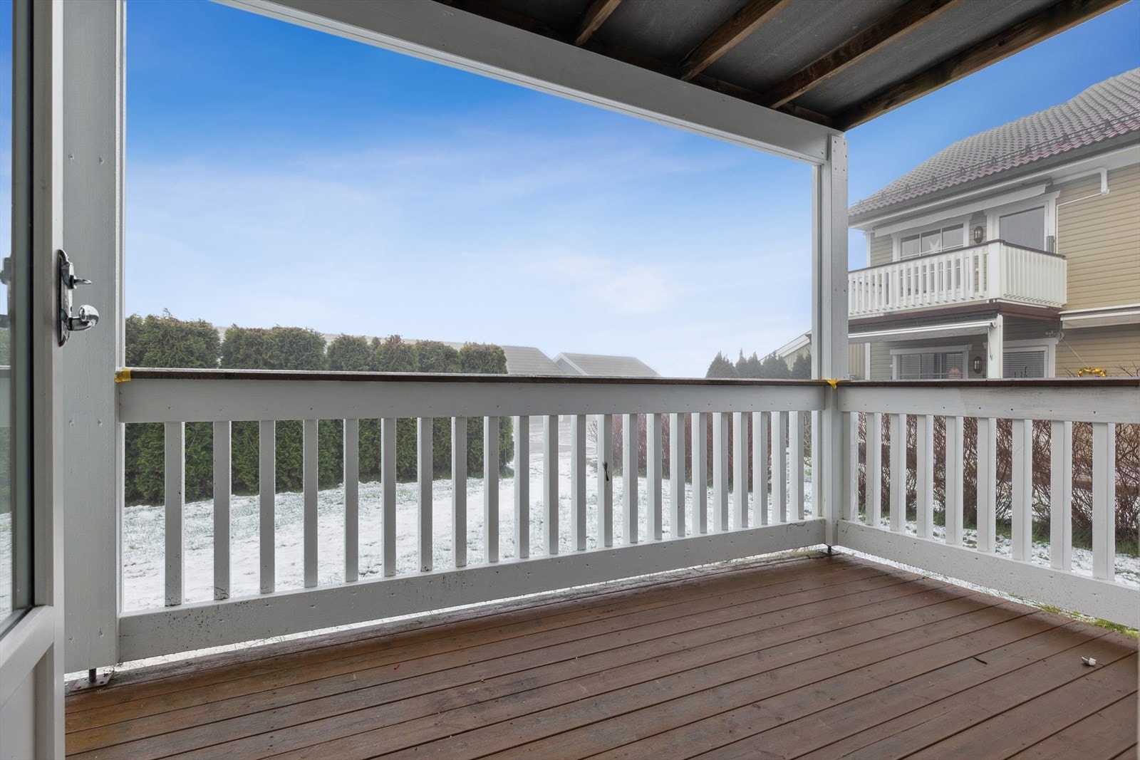 Overbygget terrasse med plass til utemøbler. Galleribilde