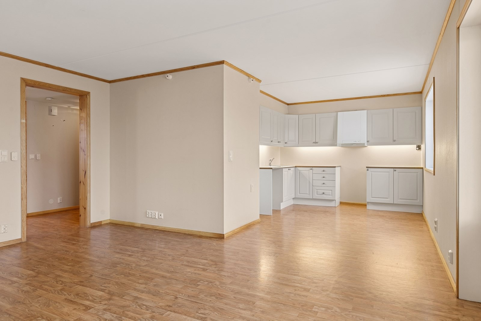 Kjøkkenet ligger i åpen løsning til stuen. Galleribilde