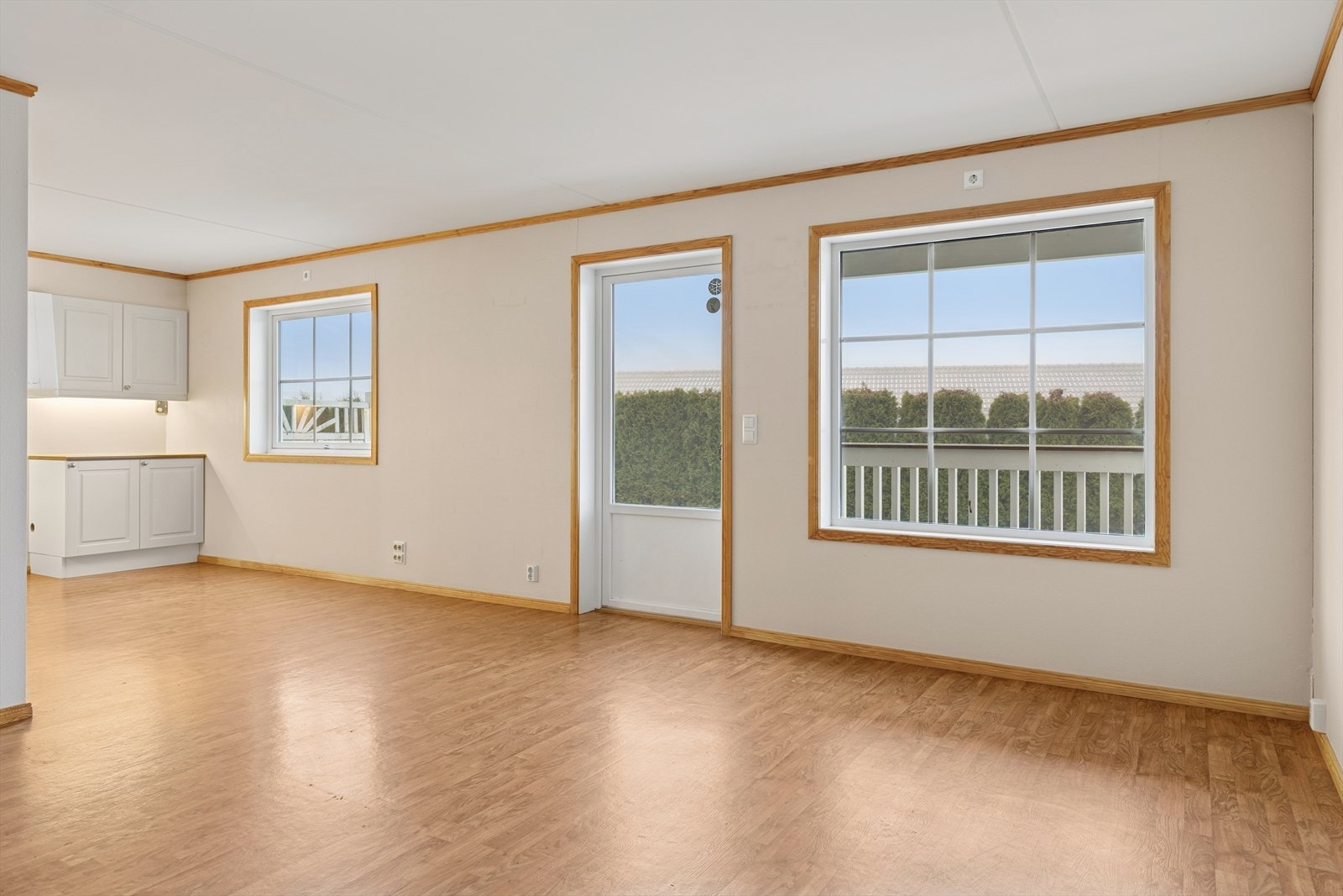 Romslig stue med plass til sofa og annet ønsket innventar. Galleribilde