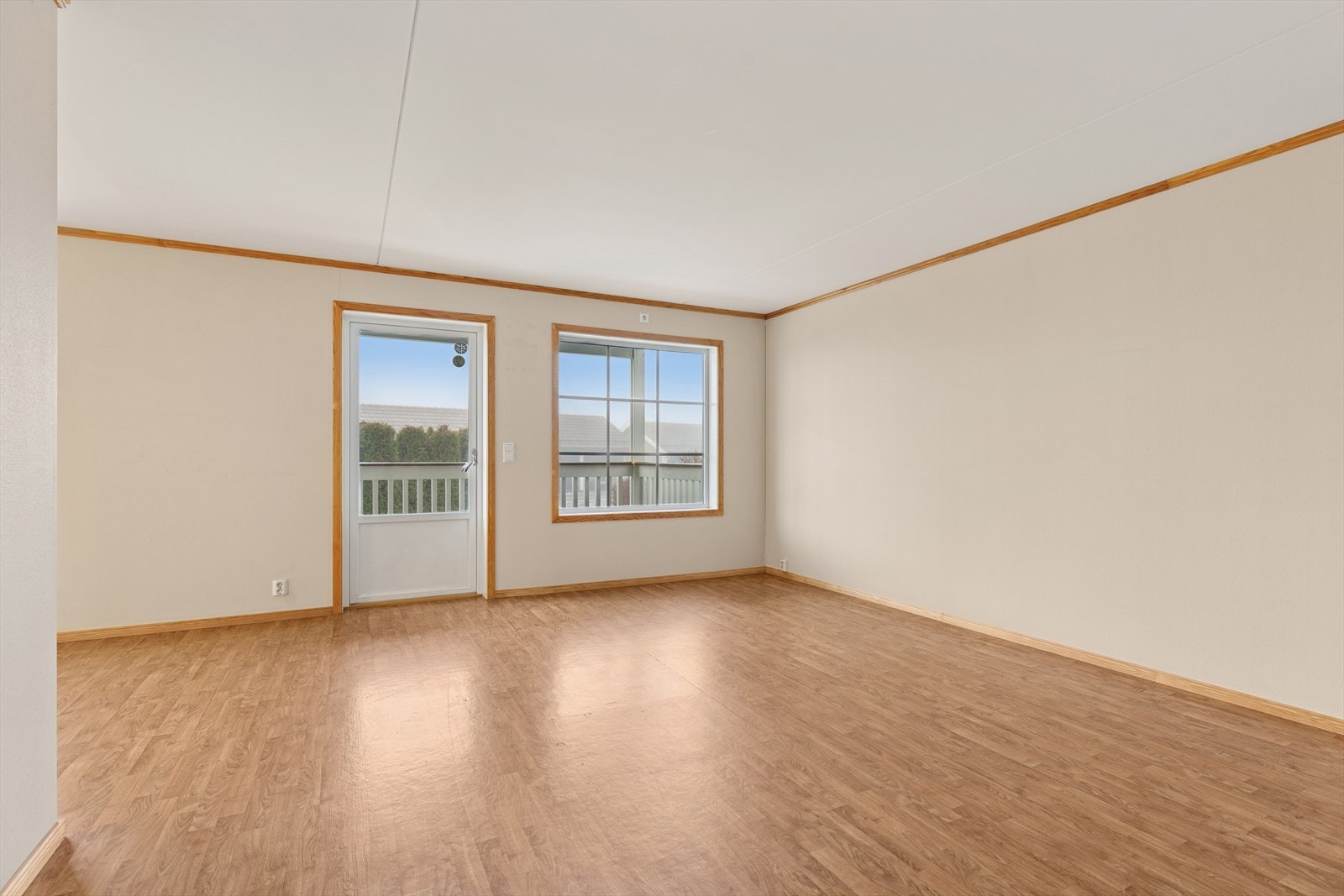 Store vindusflater slipper inn rikelig med naturlig lys. Galleribilde