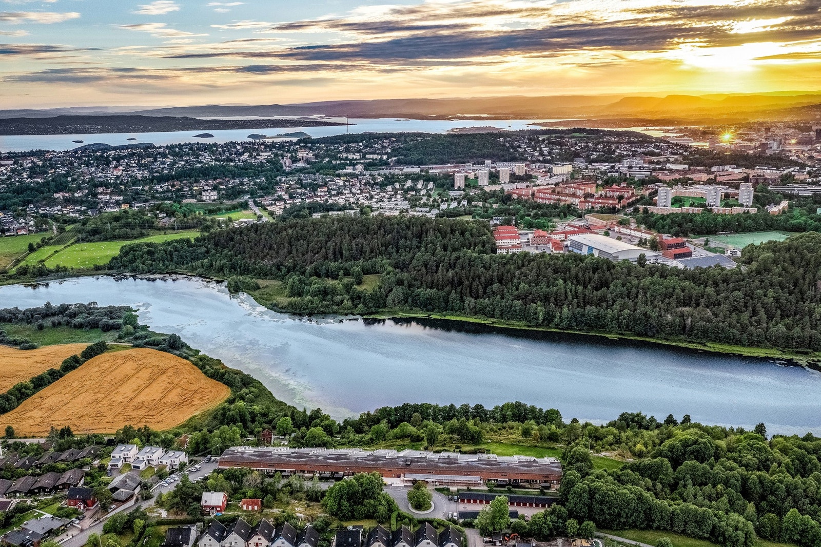 Kombinasjonen av god infrastruktur i nærområdet, og nærhet til både byen og tur- og rekreasjonsområder gjør dette området til et spesielt godt bomiljø for folk i alle aldre. Galleribilde