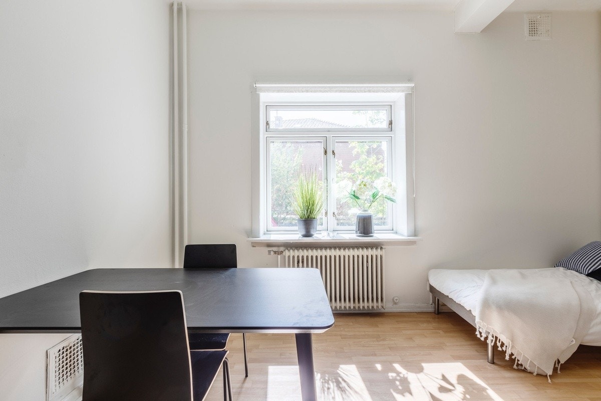 Flott oppusset 1-roms leilighet med gode lysforhold og et moderne kjøkken fra HTH som inneholder kjøleskap med fryseboks, komfyr, koketopp med induksjon og oppvaskmaskin. Galleribilde