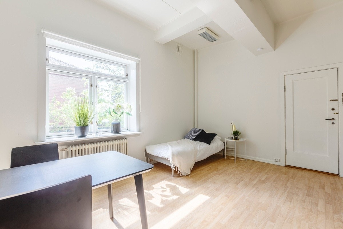 Flott oppusset 1-roms leilighet med gode lysforhold og et moderne kjøkken fra HTH som inneholder kjøleskap med fryseboks, komfyr, koketopp med induksjon og oppvaskmaskin. Galleribilde