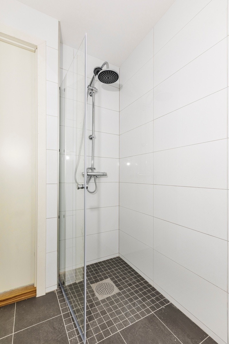 Moderne bad med opplegg for vaskemaskin Galleribilde