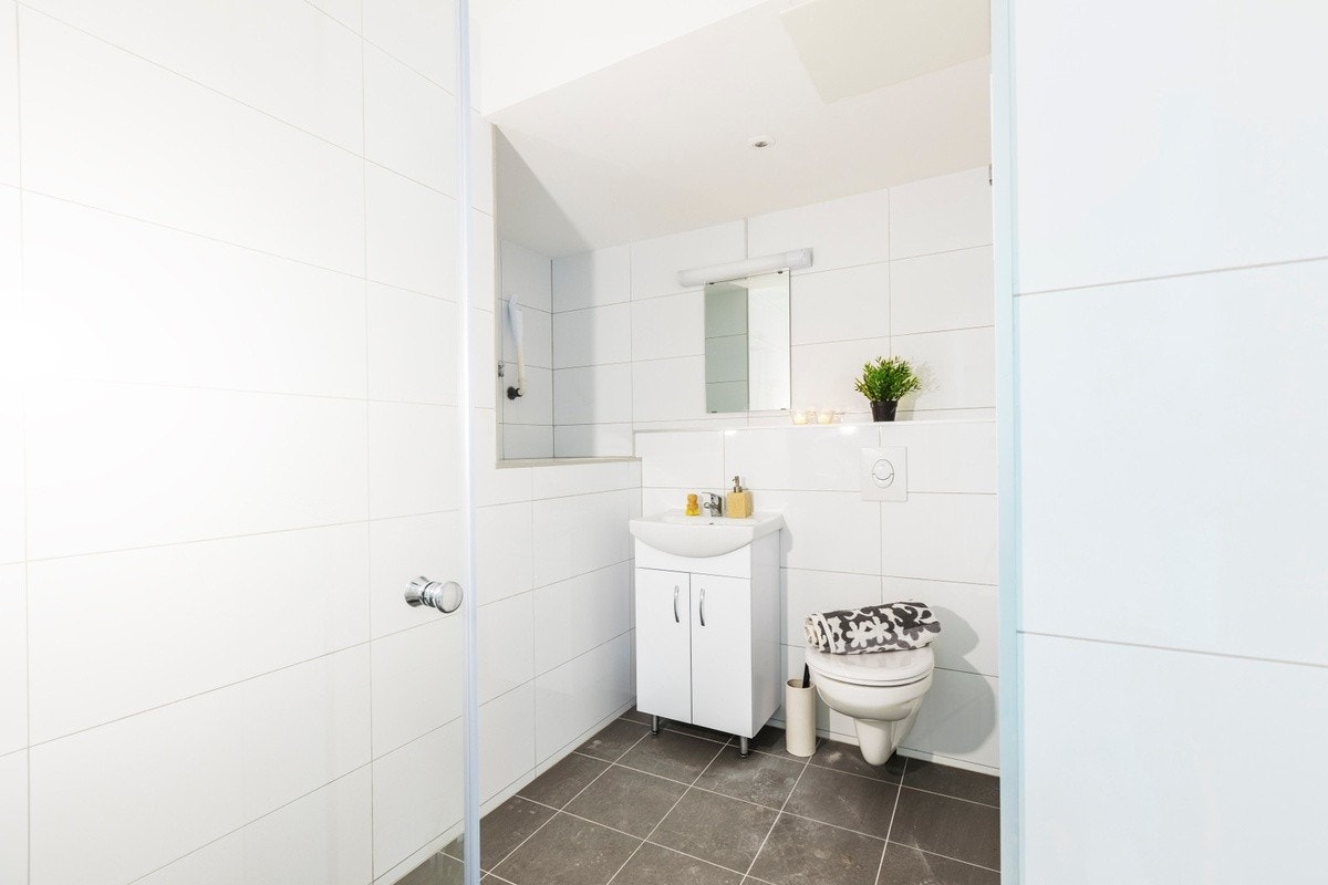 Moderne bad med opplegg for vaskemaskin Galleribilde