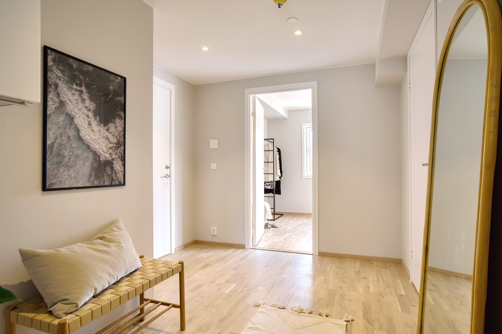 Velkommen inn i en romslig entré/gang med plass til garderobemøblement. Galleribilde