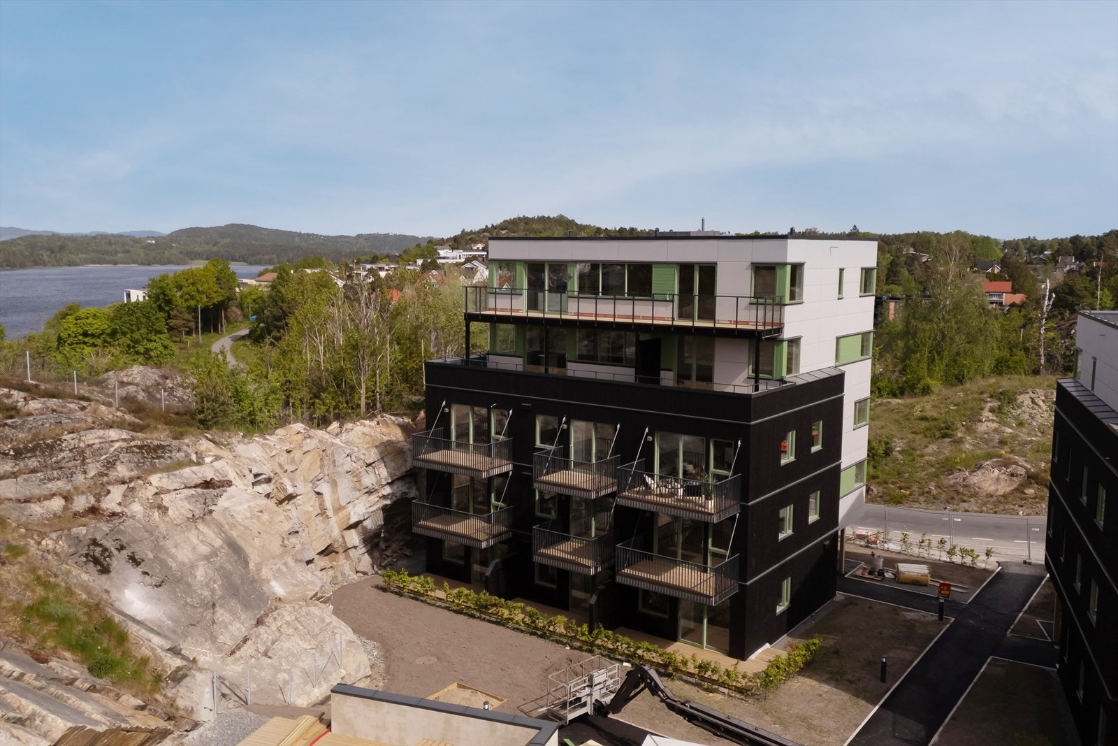 Her møter moderne komfort praktisk beliggenhet - sentralt og samtidig tilbaketrukket. Galleribilde