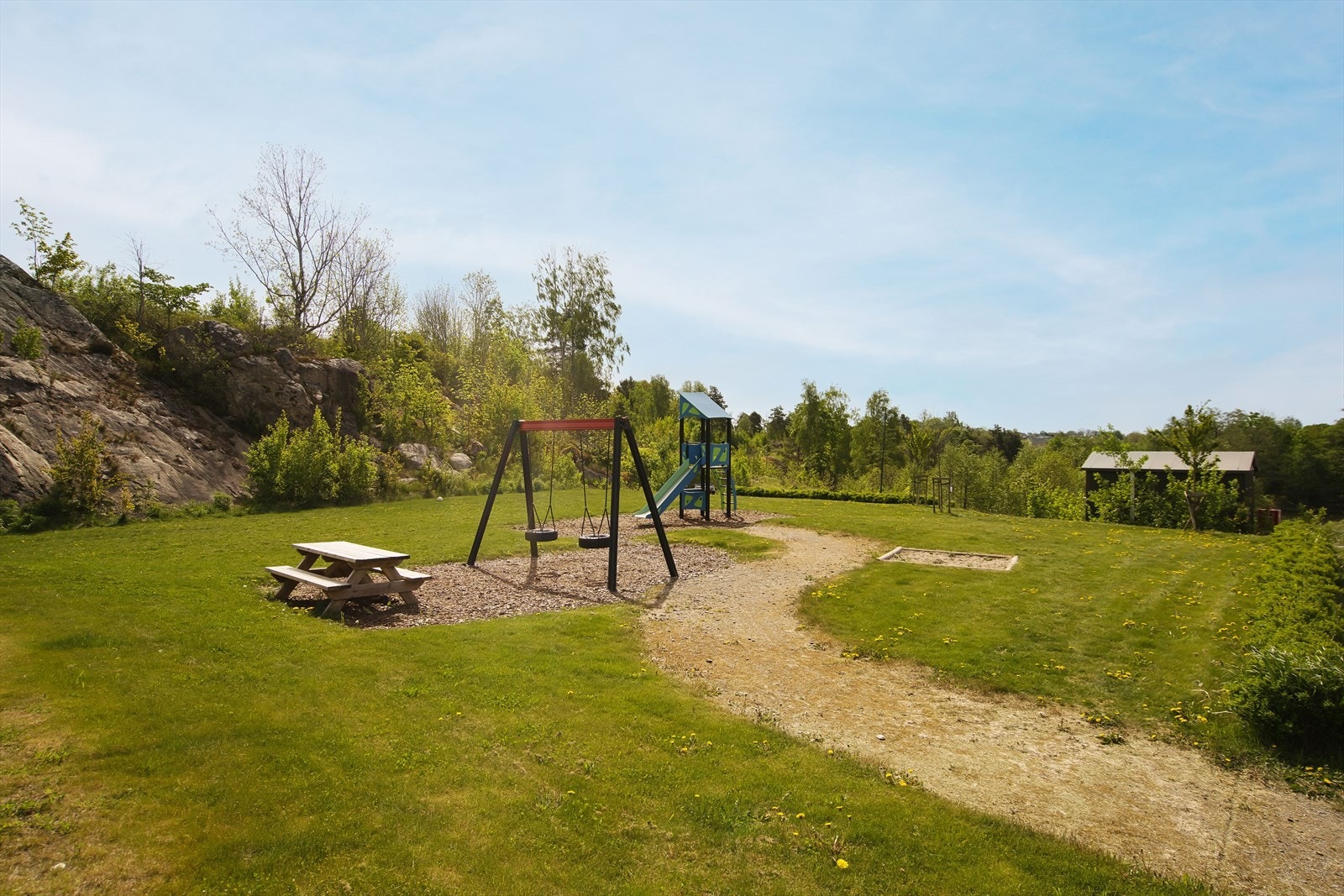 Området har felles grøntområder med blant annet sandkasse og huske- og lekestativ for barna, og sittebenker for en pust i bakken. Galleribilde