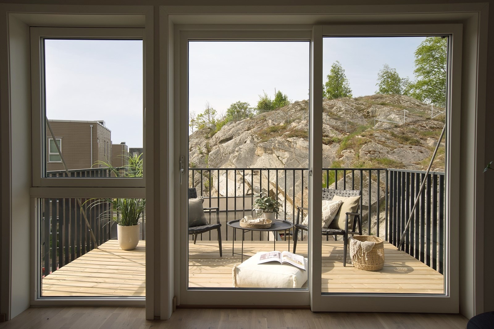 Stor skyvedør fører ut til balkong på rett under 8 kvm. Galleribilde