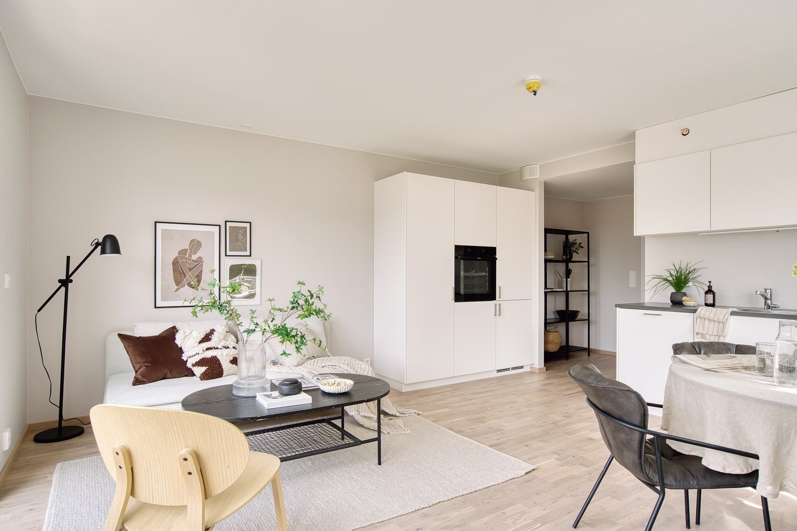 Leiligheten har smart og funksjonell romløsning med en åpen og sosial atmosfære. Galleribilde