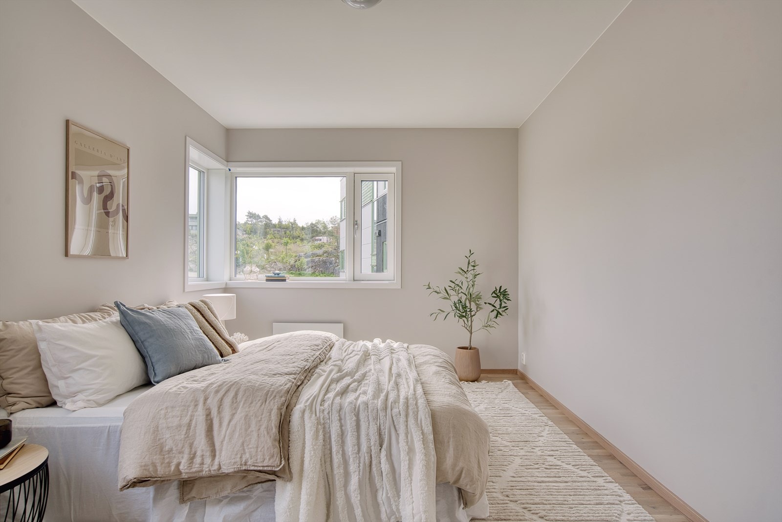 Leiligheten har to gode soverom - perfekt for små familier, par og deg som ønsker plass til hjemmekontor eller gjesterom. Galleribilde