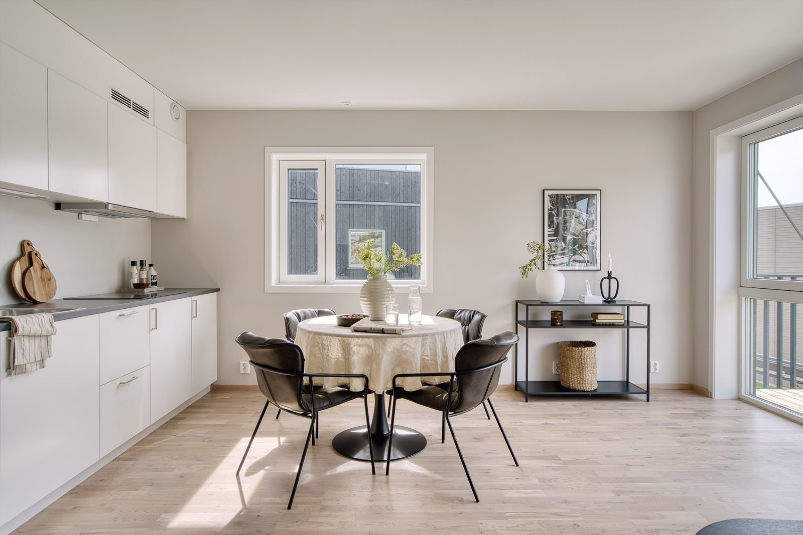 Vannbåren varme i alle rom, med unntak av soverom, gir behagelig og jevn oppvarming hele året. Galleribilde