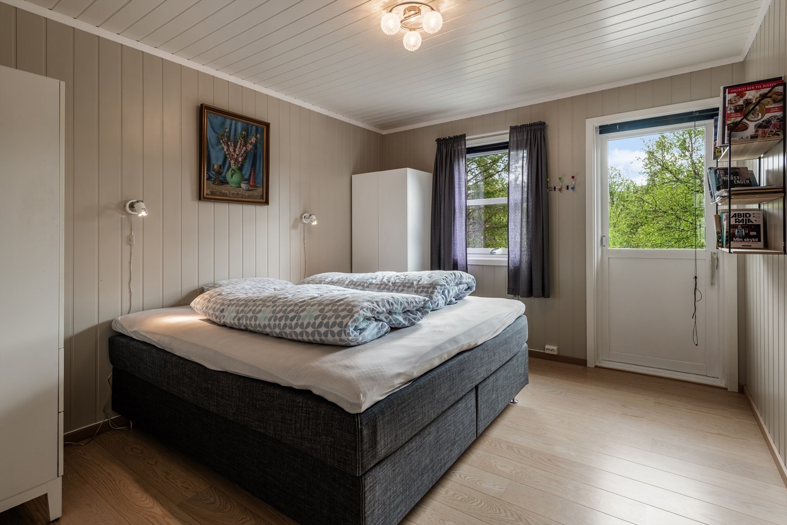 Soverom 1 med utgang til skiferterrasse/hage Galleribilde