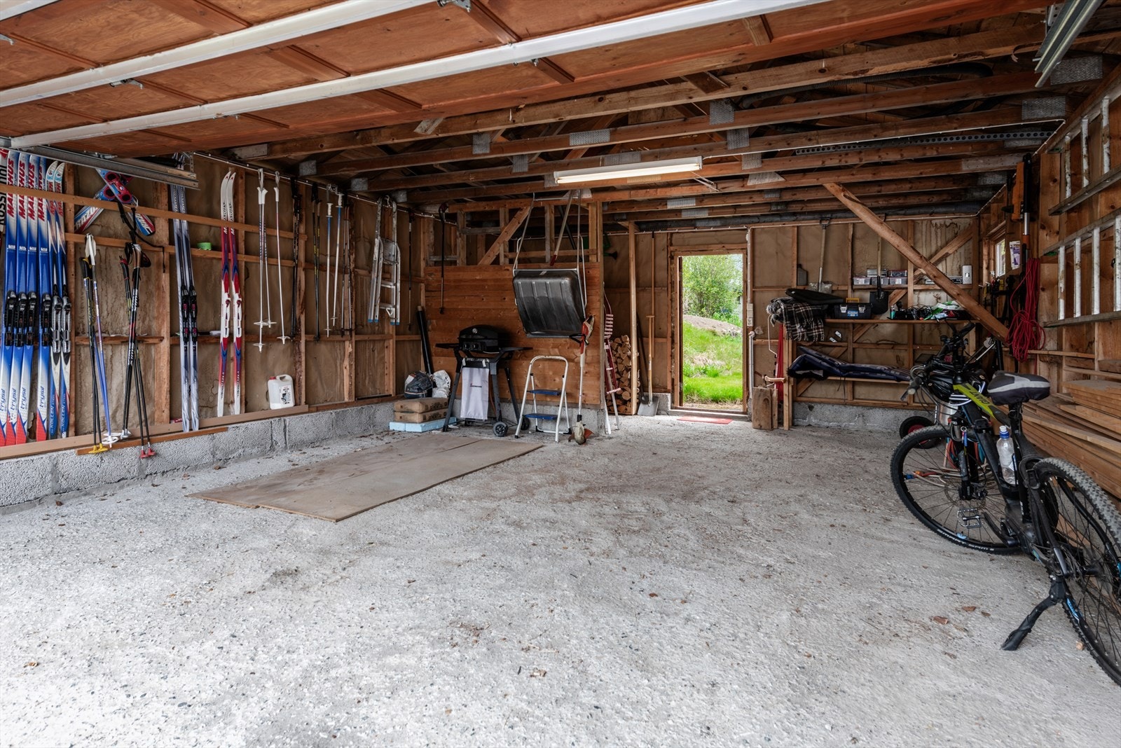 Garasje med vedbod og god lagringsplass Galleribilde