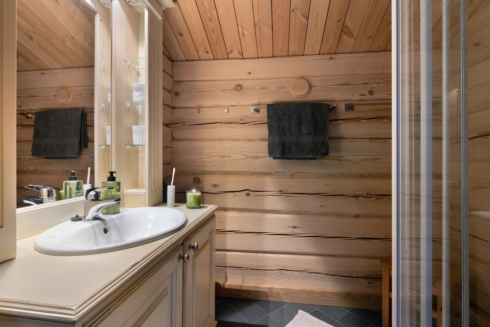 Baderom i 2.etasje med servant, speil og dusjkabinett Galleribilde