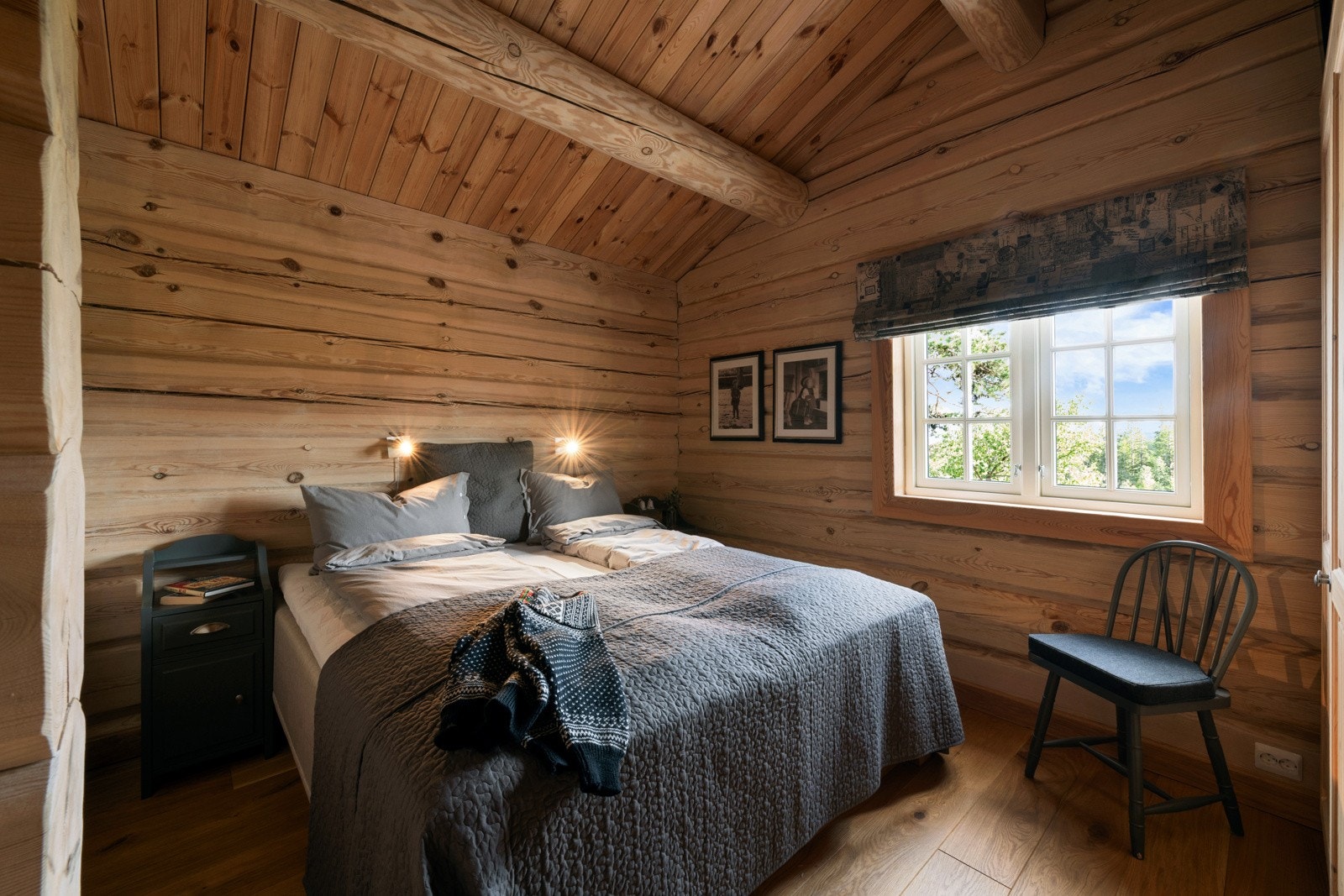 Det er god plass til dobbeltseng og nattbord- Galleribilde