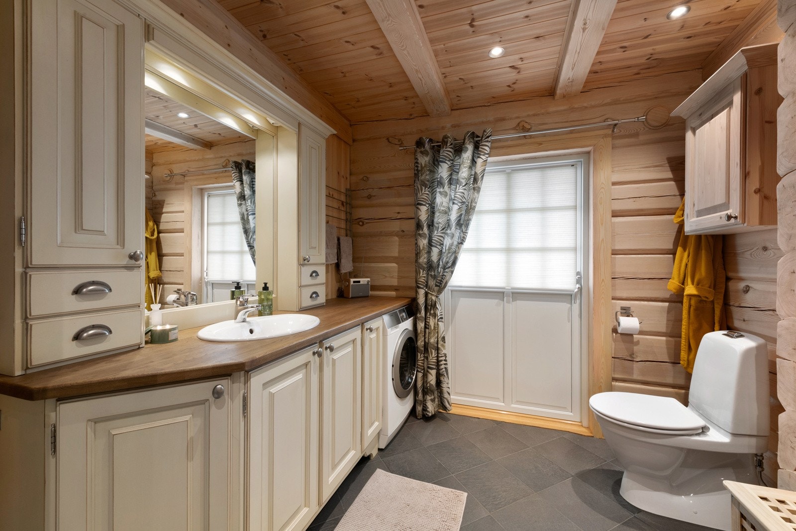 Dør ut til veranda fra badet. Galleribilde