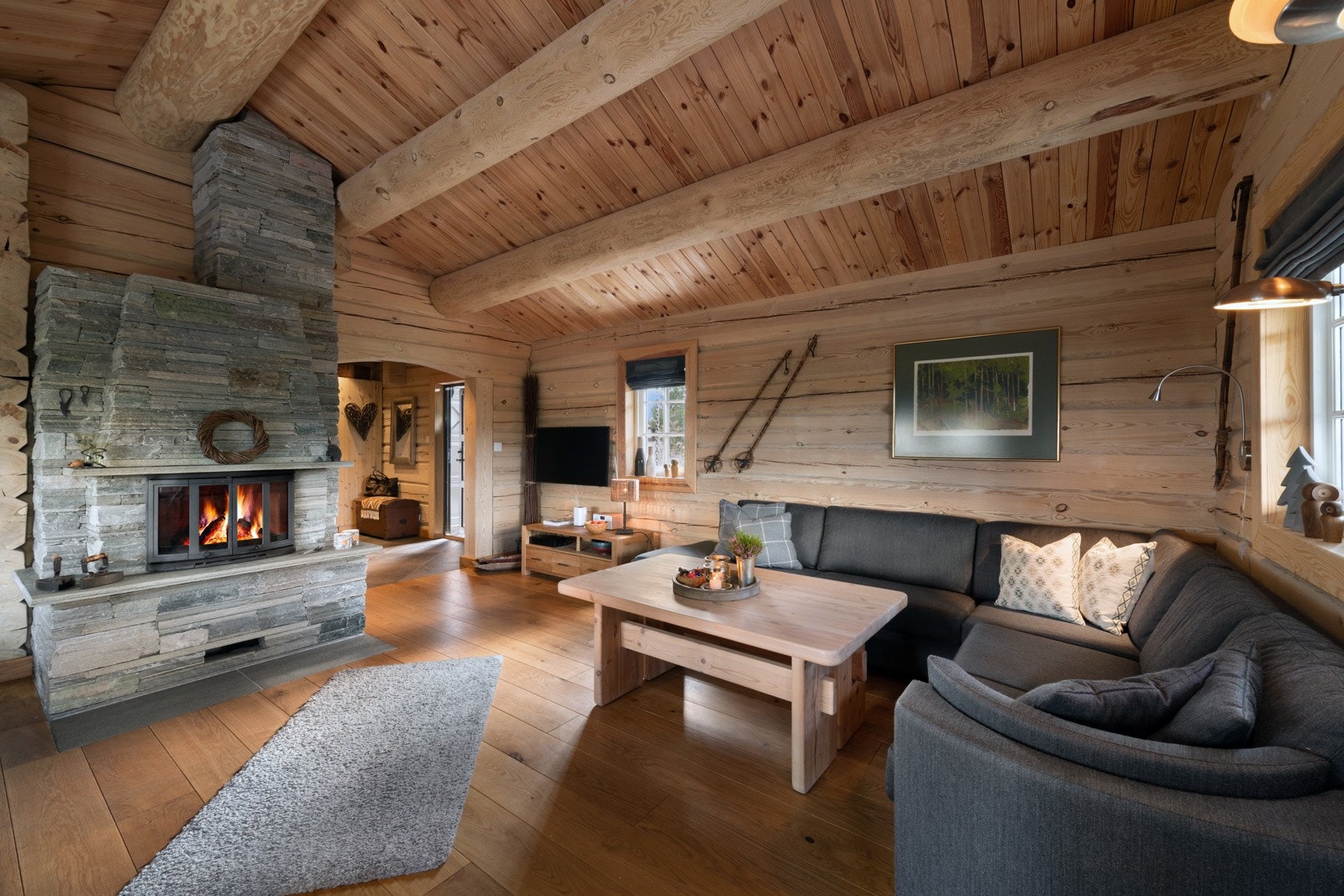 Stuen har peis, god plass til sofamøblement og godt lysinnslipp Galleribilde