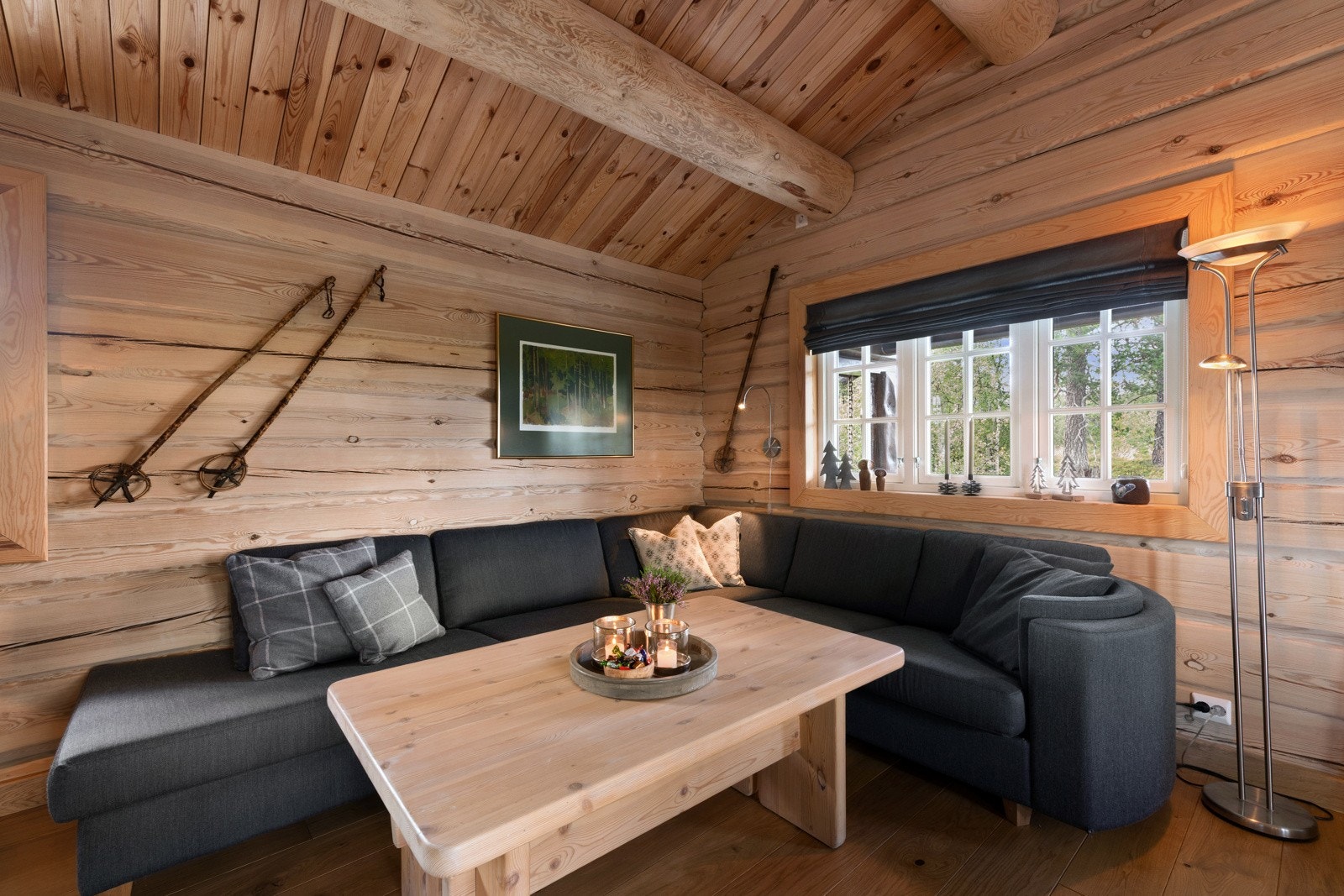 Lyst og koselig rom med hjørnesofa, bord og vindu med utsikt. Galleribilde