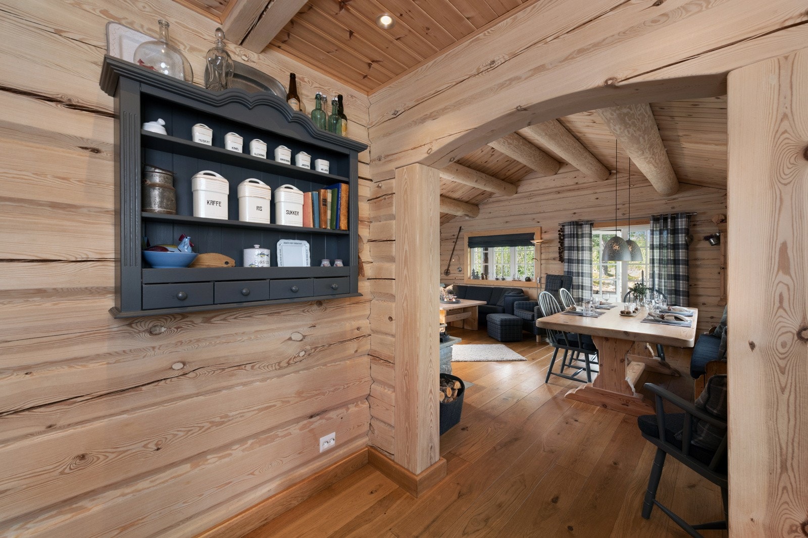 God plass til spisebord utenfor kjøkkenet. Galleribilde