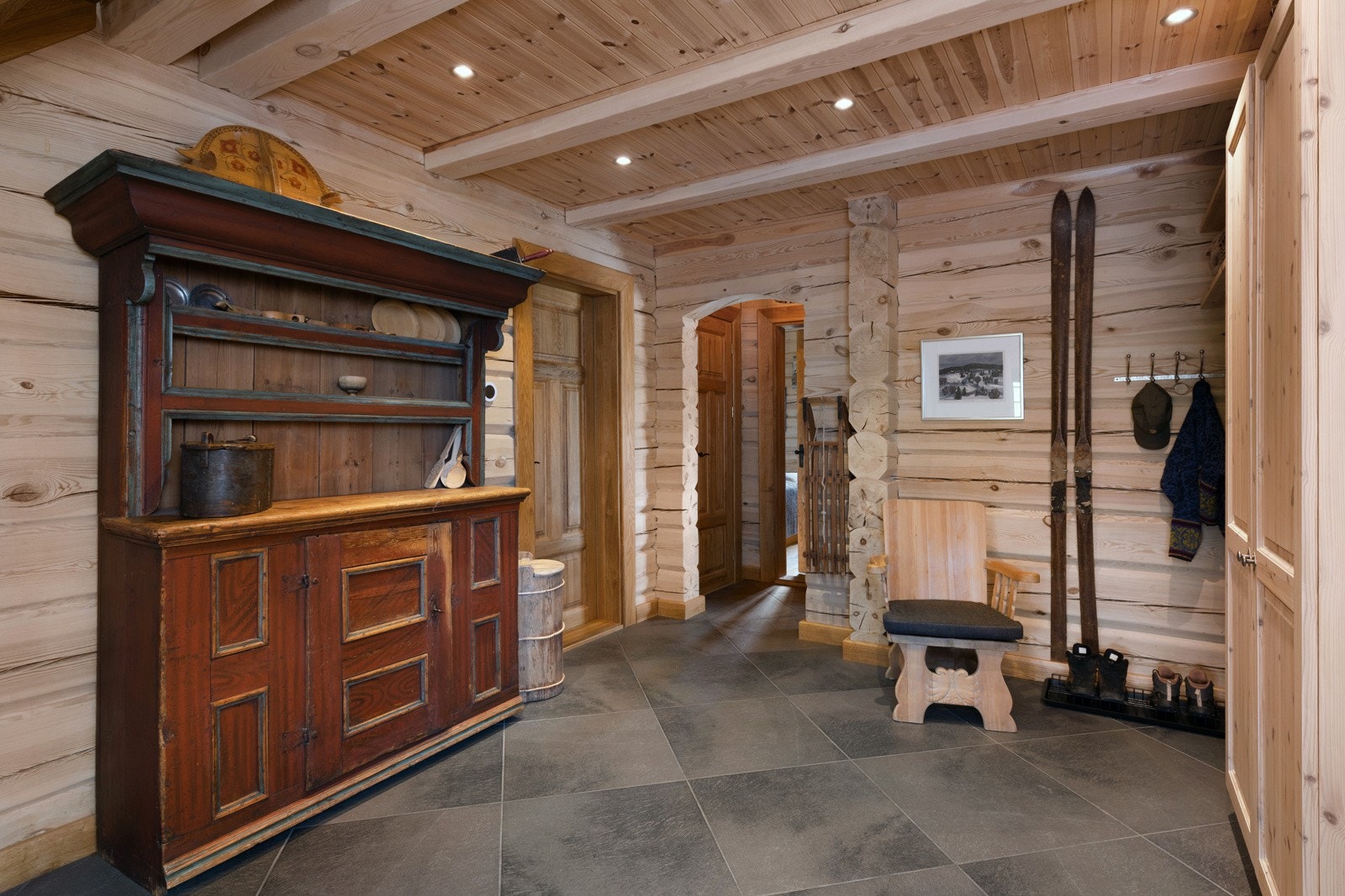 Gang med tømmervegger, flislagt gulv Galleribilde
