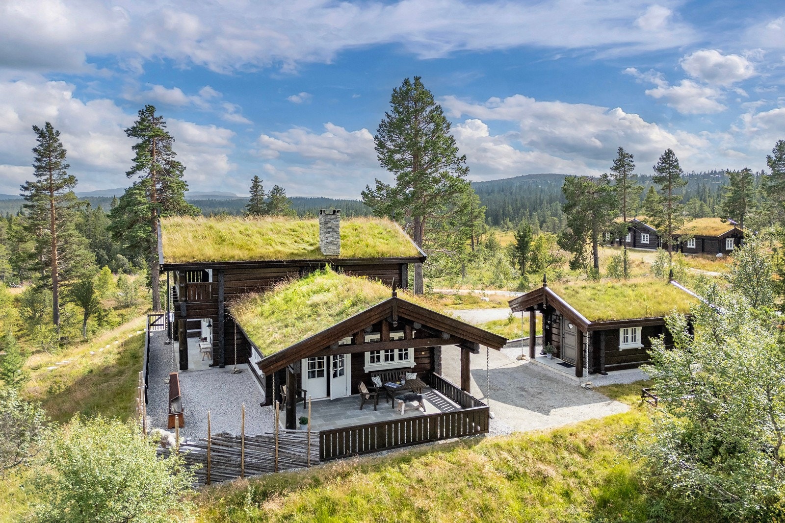 Koselig hytte med torvtak, omgitt av natur og fjell. Galleribilde