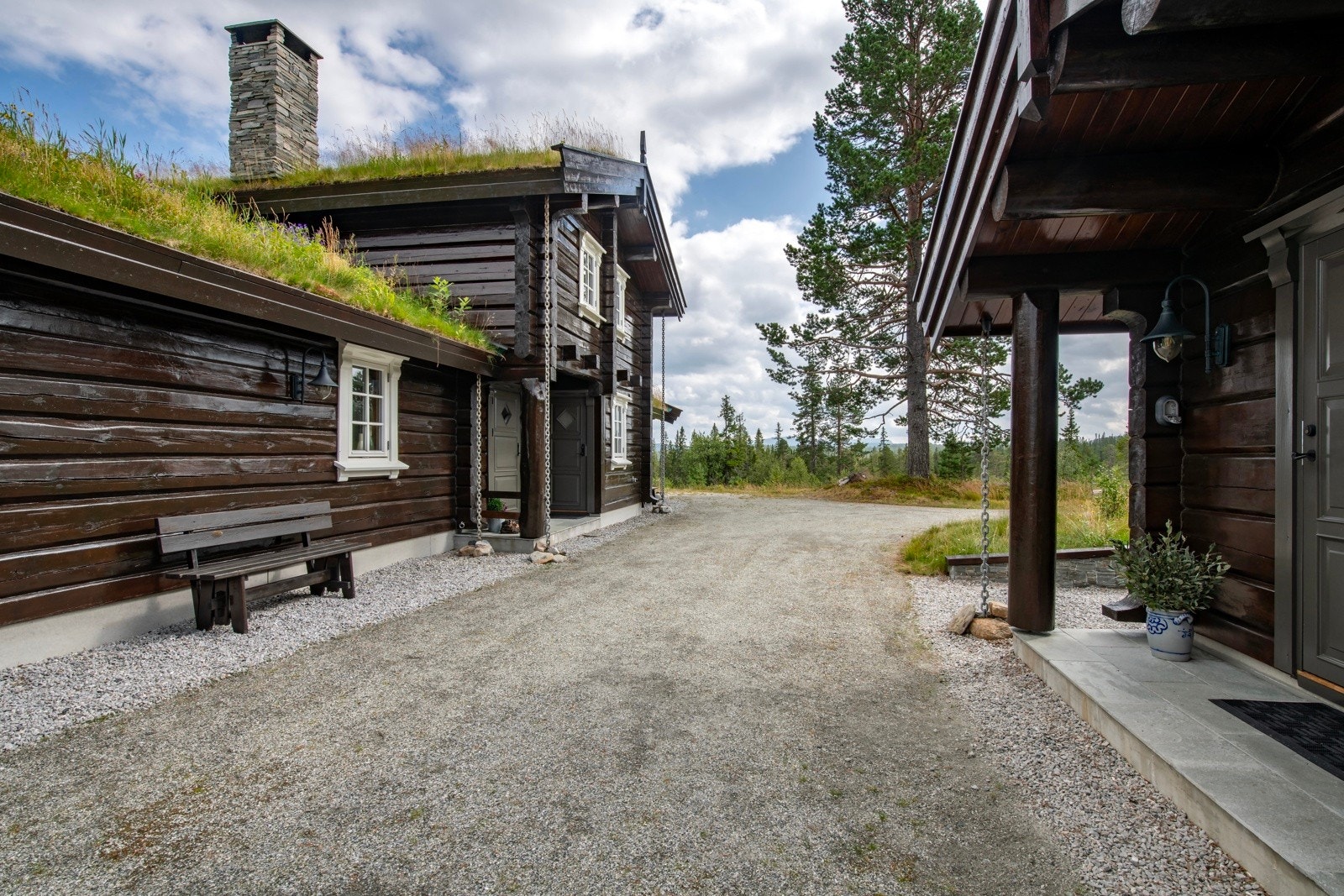 Det er plass til flere biler på gårdsplassen. Galleribilde