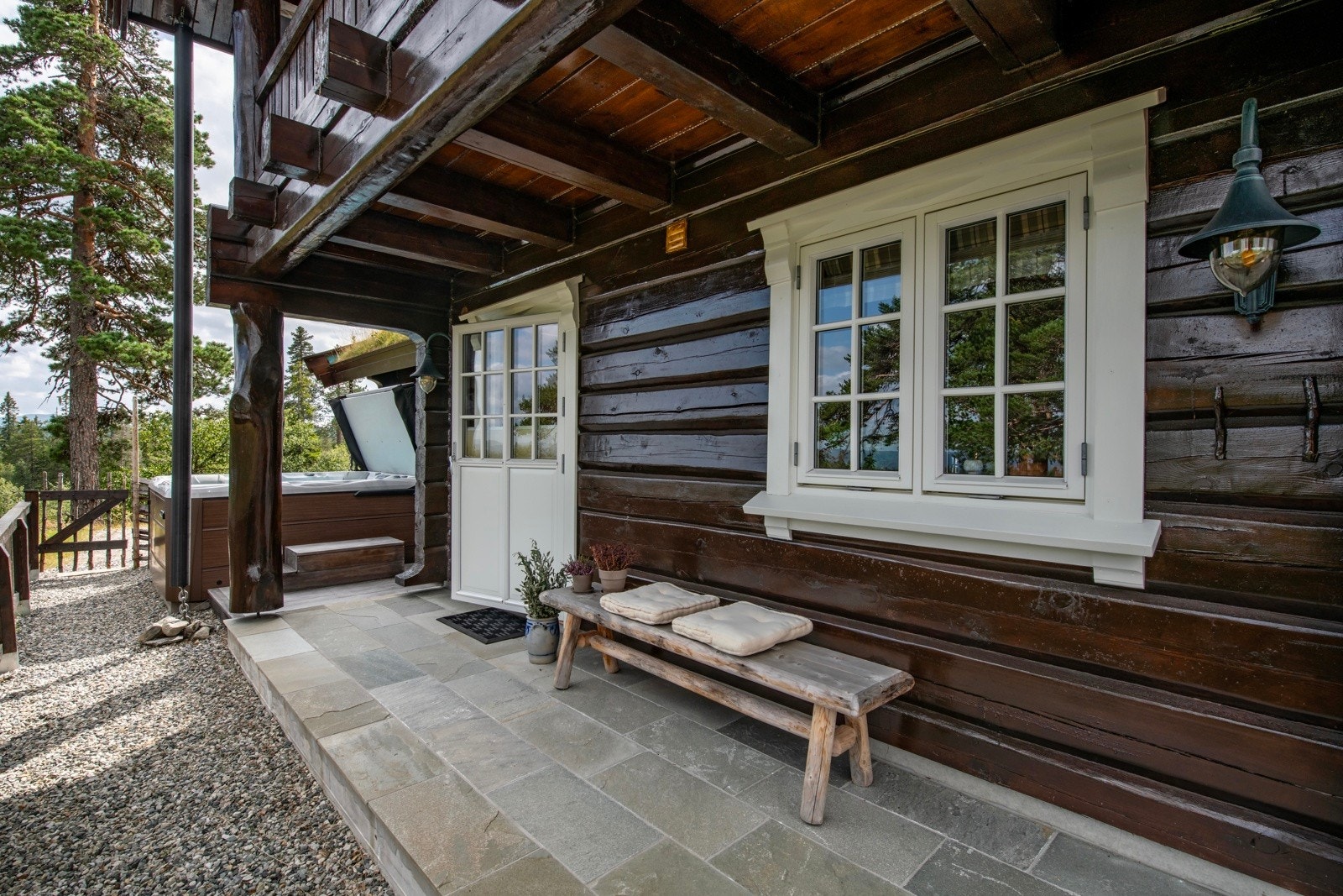 Lett adkomst mellom bad og boblebad. Galleribilde