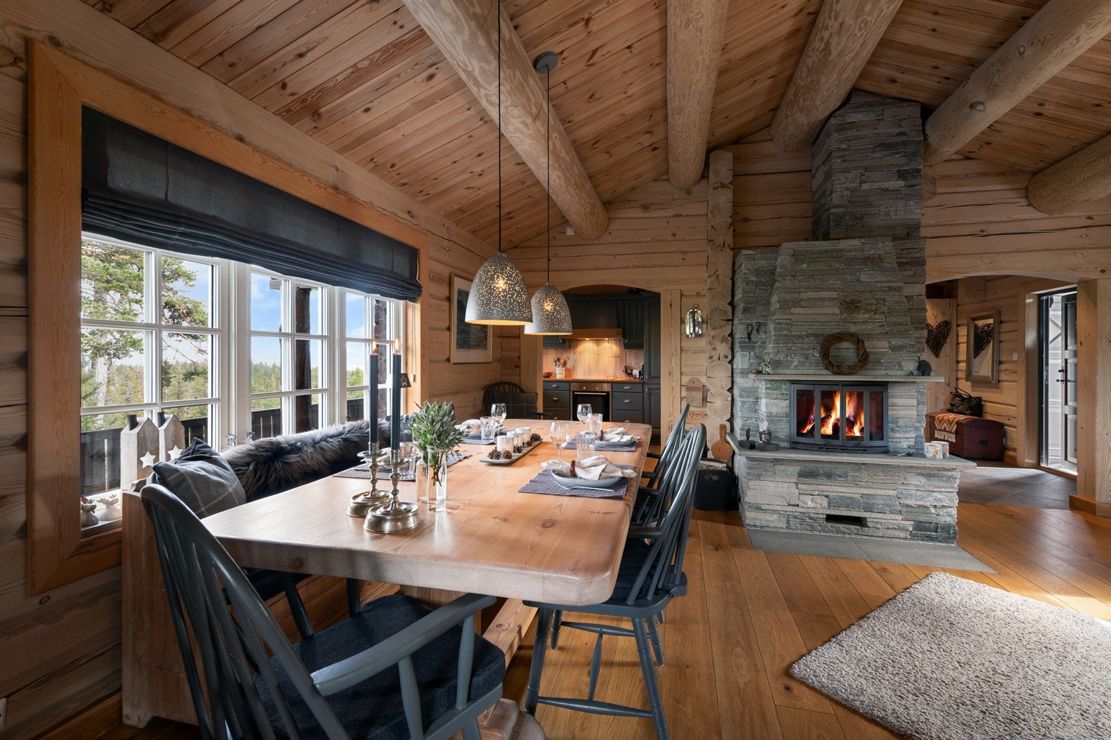 Stue med peis, spisebord og kjøkken. Galleribilde