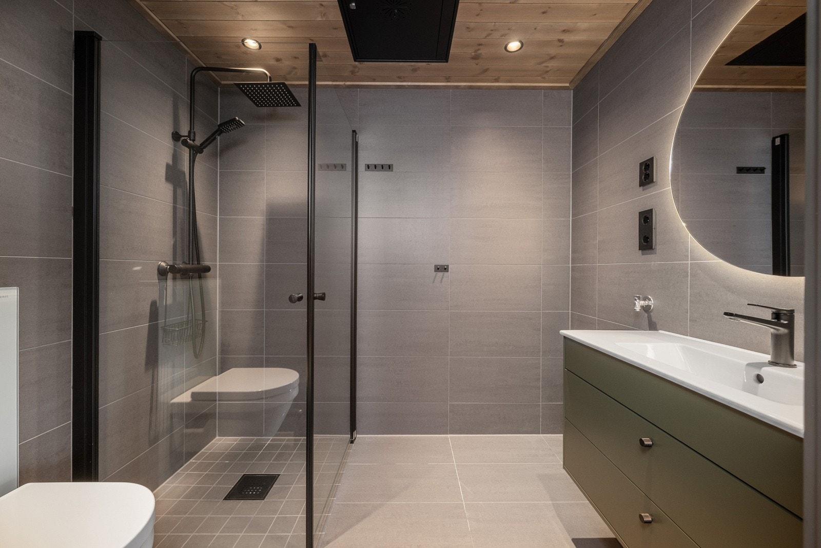 Leiligheten har ett flislagt og moderne baderom med opplegg til vaskemaskin. Galleribilde