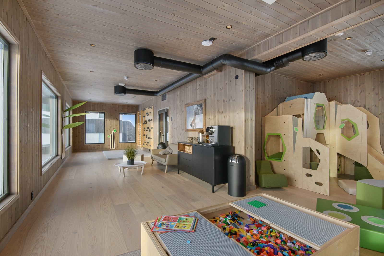 Lekesone med blant annet lego og klatrestativ med rutsjebane! Galleribilde