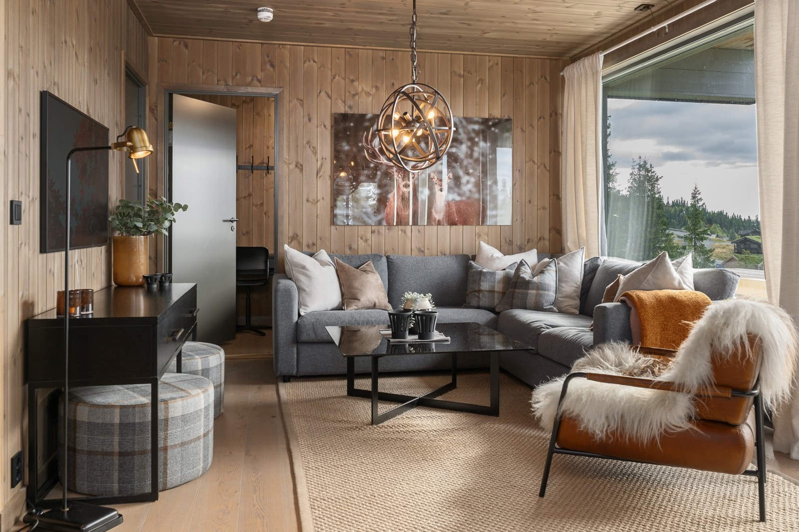 Hafjell Front er et nyere sameie på sørsiden av Hafjell - helt inntil en av hovedløypene med garasje og boder. Attraktiv, moderne leilighet fra 2022. Galleribilde