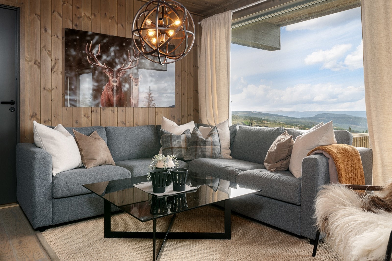 Stuen har store vindusflater som bidrar til naturlig lys. Flott skue og utgang til markterrasse. Galleribilde