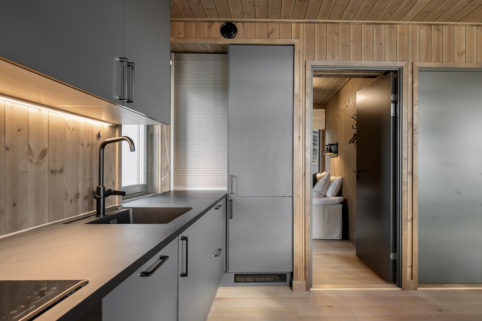 Kjøkkeninnredning fra 2022med laminerte skrog, glatte fronter og laminert benkeplate med kjøkkenkum. Galleribilde